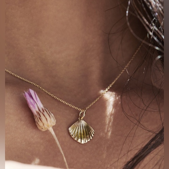 14k solid gold seashell pendant - Picture 4 of 6